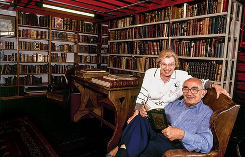 José Mindlin e Guita Mindlin em sua biblioteca