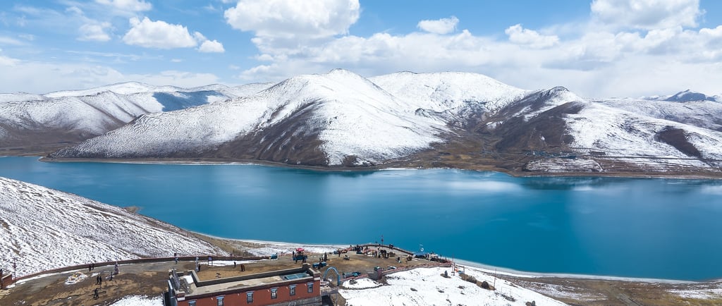yamdrok lake winter