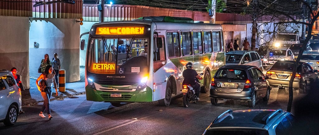 as-manias-de-quem-pega-onibus-no-rio-todo-dia