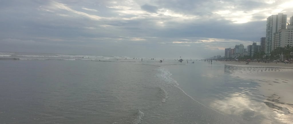 Praia_com_céu_nublado 