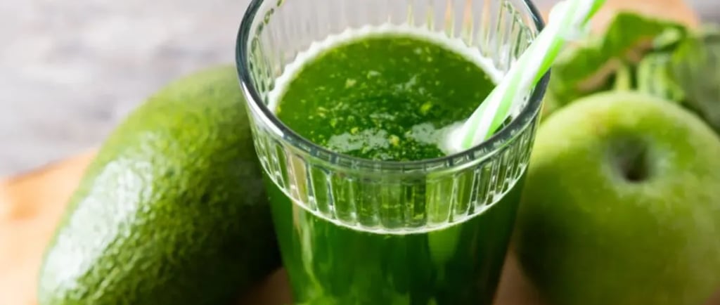 Suco detox abacate, maçã, couve e gengibre