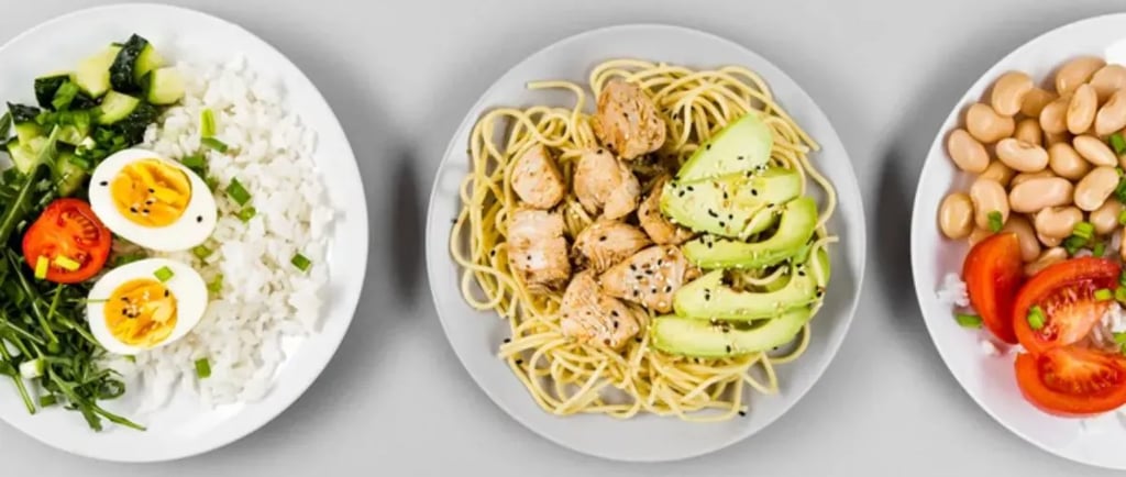Três pratos de comida com vegetais, proteina e arroz