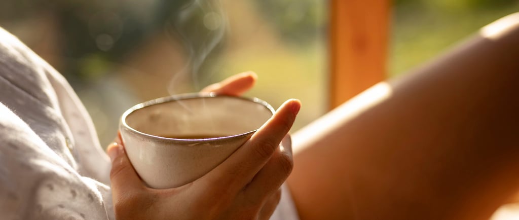 Uma pessoa segurando uma xícara de café na mão