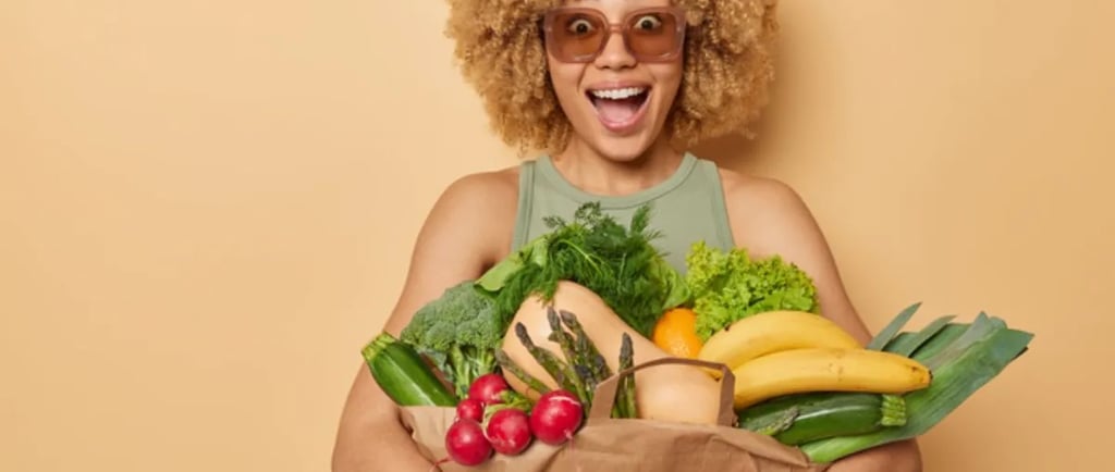 Mulher sorridente segurando alimentos saudáveis, representando hábitos saudáveis e bem-estar