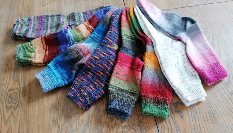 posé sur une table 8 paires de chaussettes tricoté avec des fils multicolores