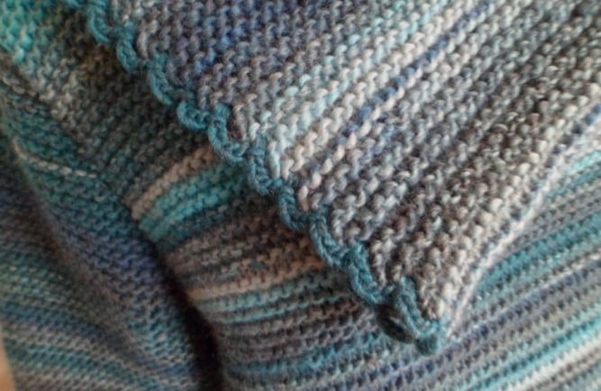 Tricot fait dans un fil dégradé de bleu et de gris 