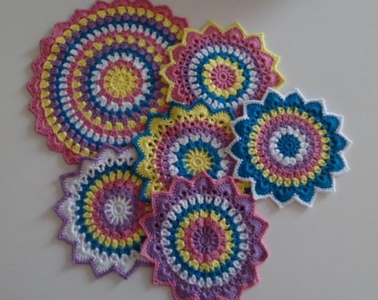 cinq petits cercles plus un grand crocheté de plusieurs couleurs