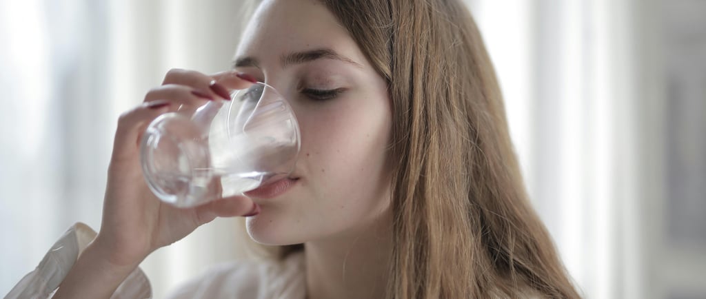 En la imagen una mujer tomando agua pura