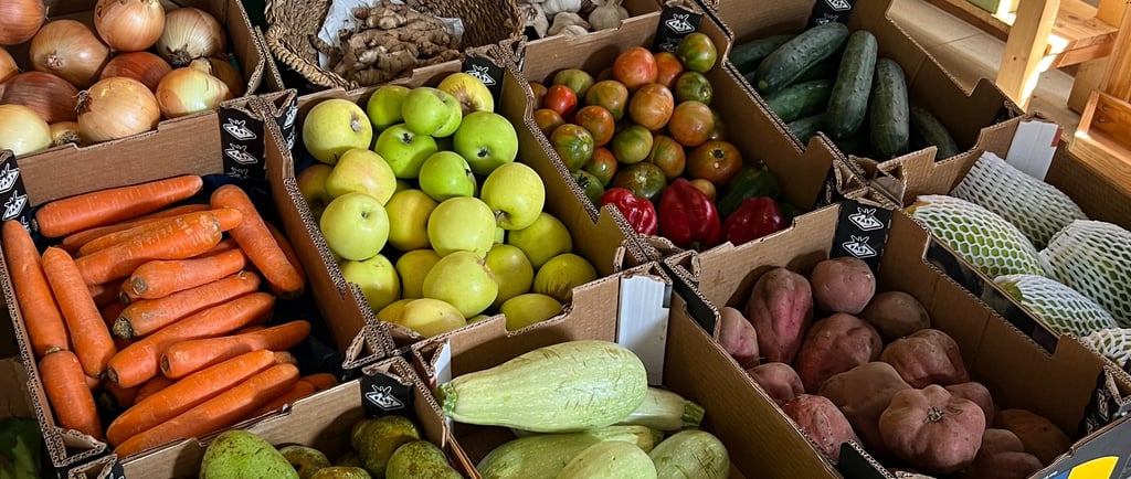 Bencomo Coliving supports the local businesses, the image shows fruits and vegetables at local shop