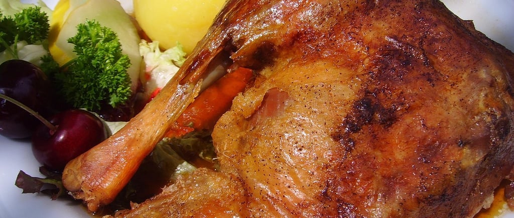 Frango - Assado - com - Alho - Ervas - e - Batatas - ao - Forno