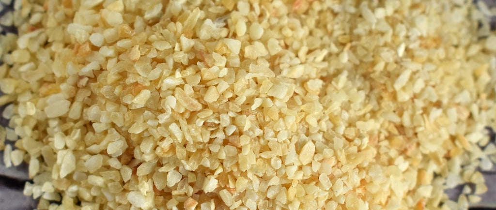 garlic powder granules up close