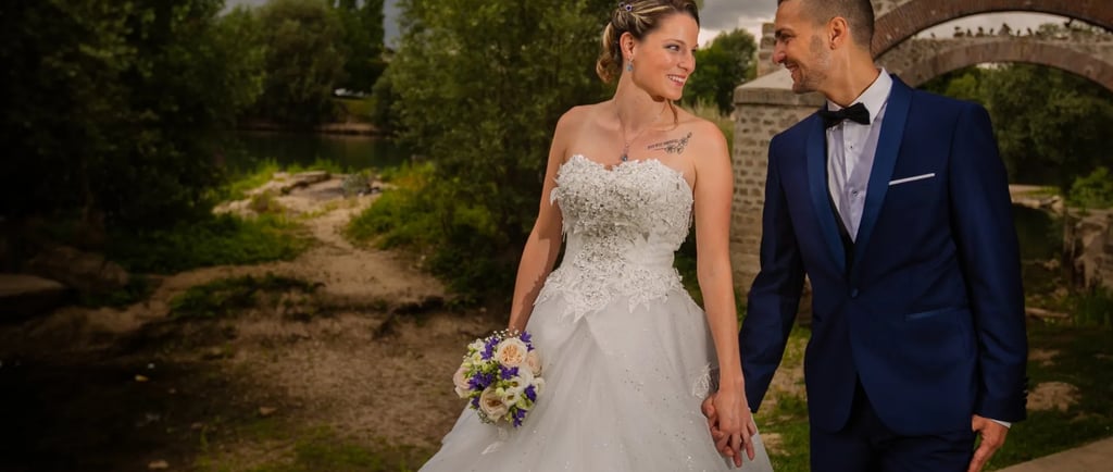 couple, main dans la main, chemin de campagne, paysage pont, mariage, smoking, bouquet de fleurs, henrickphoto