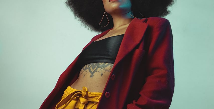 femme, afro, style, fashion, portrait studio, fond couleur, tatouage, jolie femme, veste rouge,