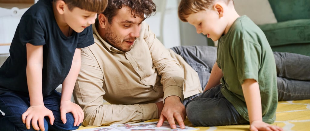 Un parent lit un livre personnalisé pour accompagner les changements de son enfant 