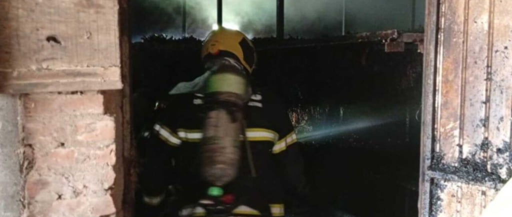 bombeiro combate incêndio em estufa de fumo
