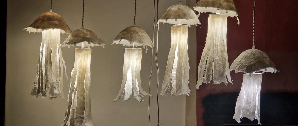 méduses lumineuses sculptures papier Sète