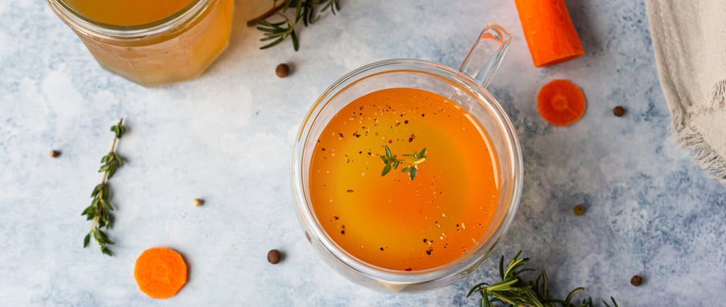 caldo-de-osso-caseiro-em-caneca-de-vidro-e-vegetais