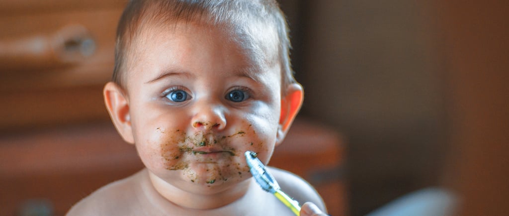 Bebê sujo conhecendo comida