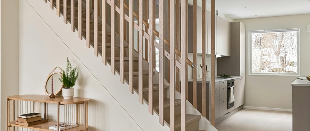 Strak afgewerkt kitwerk bij trap en keuken voor een naadloos interieurdetail