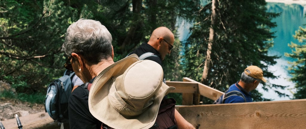 Persone mature in piccolo gruppo durante un’escursione, una soluzione intermedia per viaggiare soli