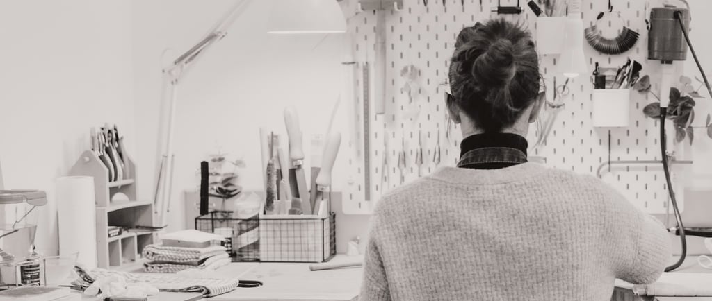 une femme qui fabrique des bijoux