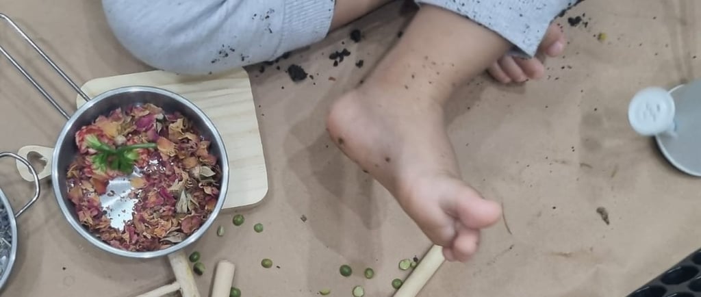 atividade sensorial de brincar não estruturado criança brincando com terra