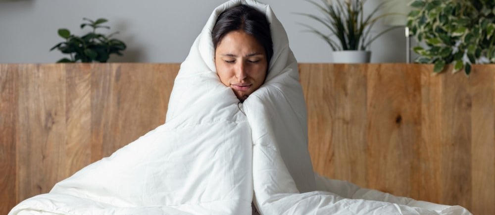 personne fatiguée en hiver, introspection, écouter son corps, ambiance douce intérieure