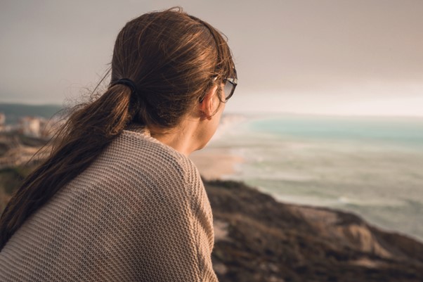 mijmerende vrouw aan zee