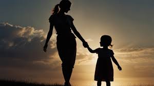 moeder en dochter wandelend bij zonsopkomst