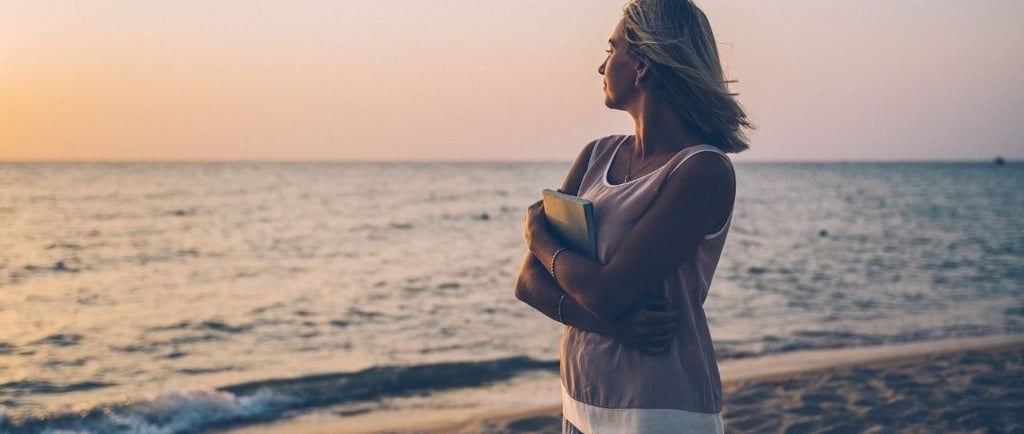 vrouw uitkijkende over de zee
