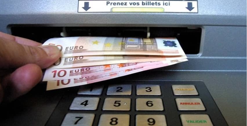 Arnaque de serrurier, aller au distributeur de billets