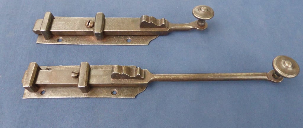 De l’ancien français targete, dérivé de targe « bouclier de fer »