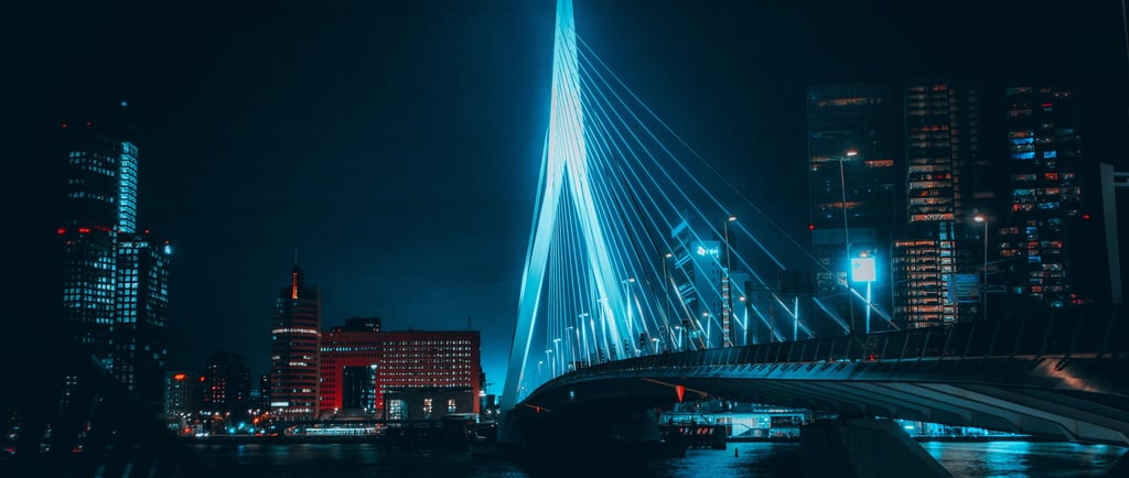 Pont très haute au‑dessus de la rivière, la nuit.