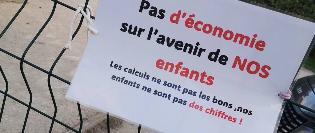 Panneau dénonçant une fermeture de classe
