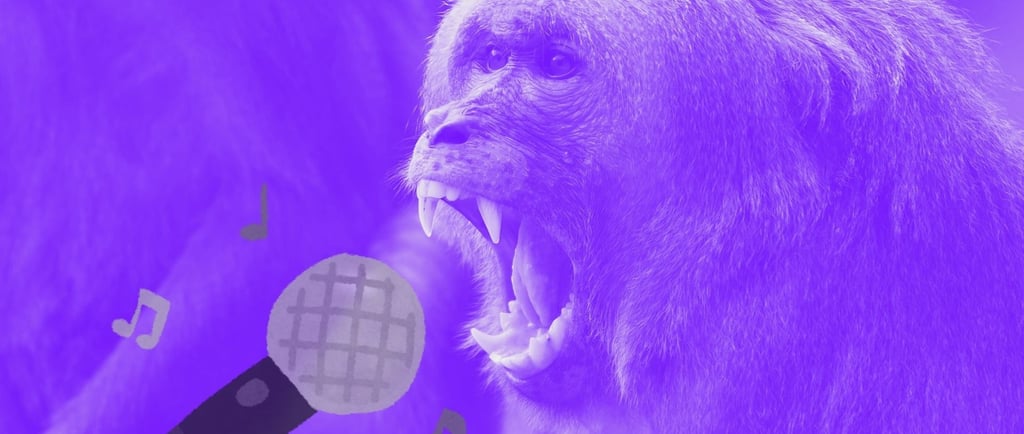 Un mono cantando con un micrófono