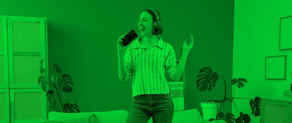 Mujer cantando libre en la sala de su casa
