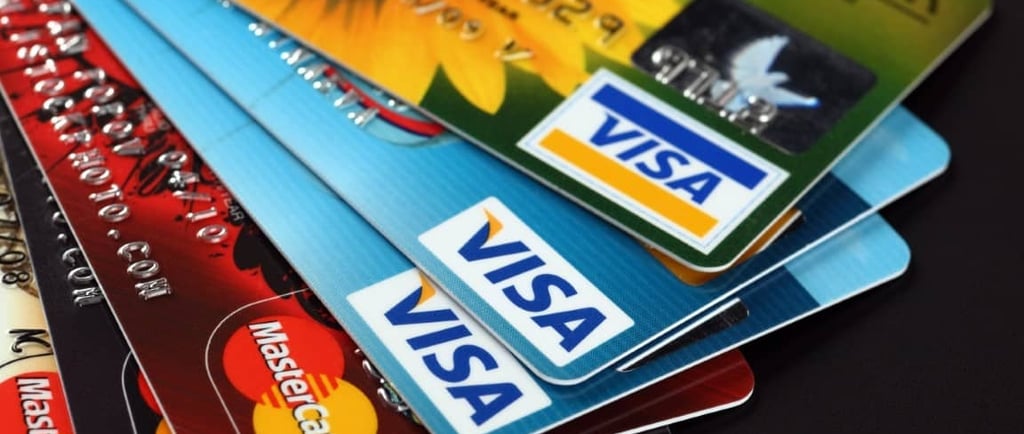 imagem de vários cartões de créditos de bandeiras diferentes.