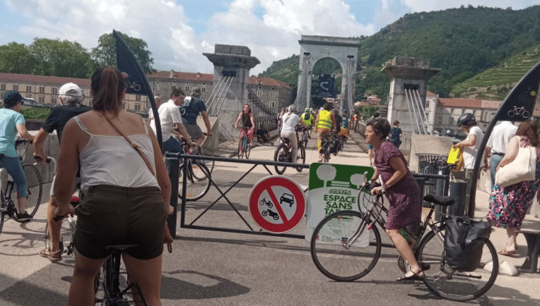 Vélorution 2023 sur la passerelle de Tain-Tournon