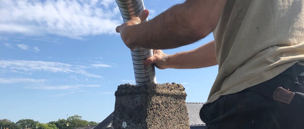 Passage d’une gaine inox dans un boisseau pour tubage de cheminée à Vannes – Morbihan