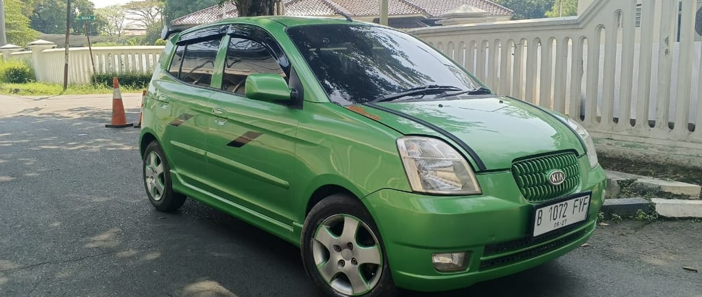 Mobil Kia Picanto 2005 transmisi manual warna hijau metalik kondisi bagus dijual