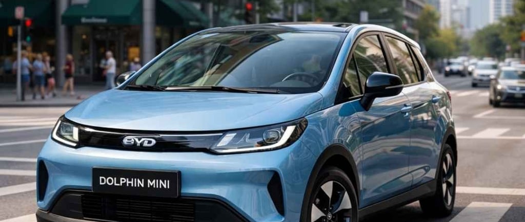 BYD Dolphin Mini elétrico circulando no trânsito urbano destacando economia, autonomia e praticidade no uso urbano
