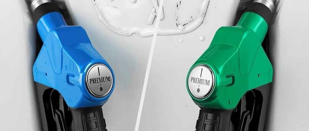 Comparativo visual entre gasolina comum e gasolina aditivada, com bicos de combustível azul e verde.