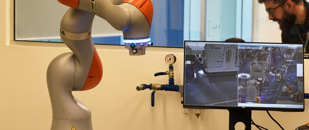 Na imagem é mostrada uma máquina tecnológica, aparentemente com cameras um homem e uma tela dividida