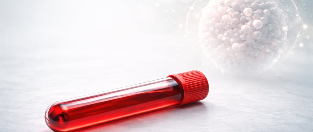 Tubo de sangue em fundo clínico com representação molecular da ferritina, simbolizando avaliação hematológica.