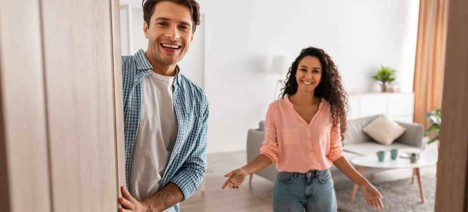 um homem e uma mulher parados em uma porta de entrada