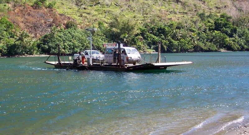 Bac sur la Hiengène pour arriver a mon 'hermitage' eb brousse a TAO entre hiengène et Pouebo