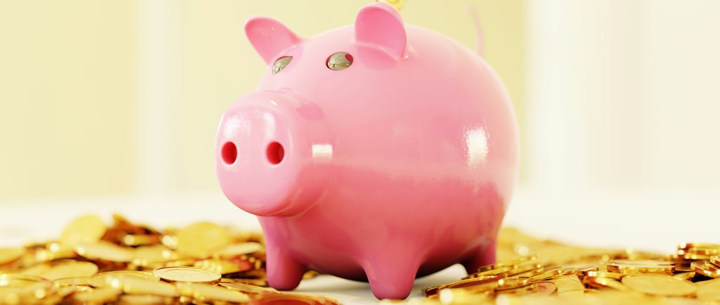 Porquinho de poupança rosa com moedas douradas, simbolizando economia e investimentos financeiros