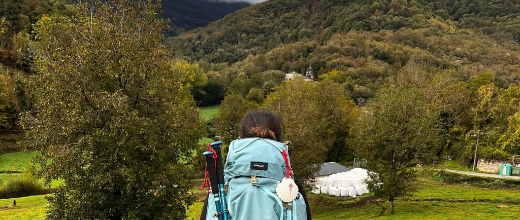 caminho de santiago mulher vendo o horizonte