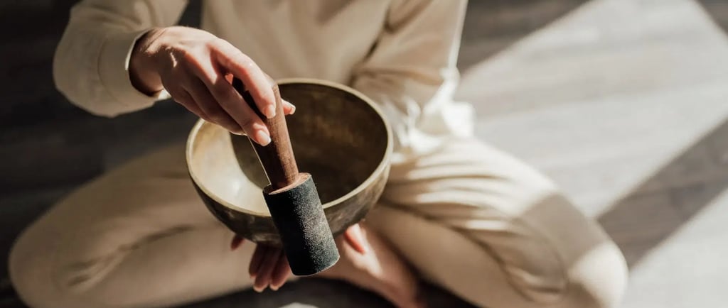 femme réalisant un voyage sonore dans un spa hôtelier