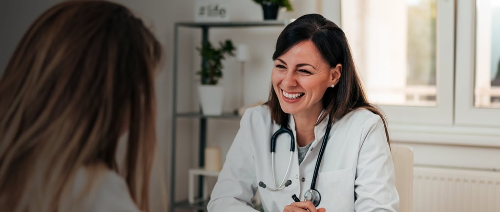 Ärztin im Gespräch mit Patientin in heller Praxis – Symbol für empathische Gesundheitskommunikation und Vertrauen.